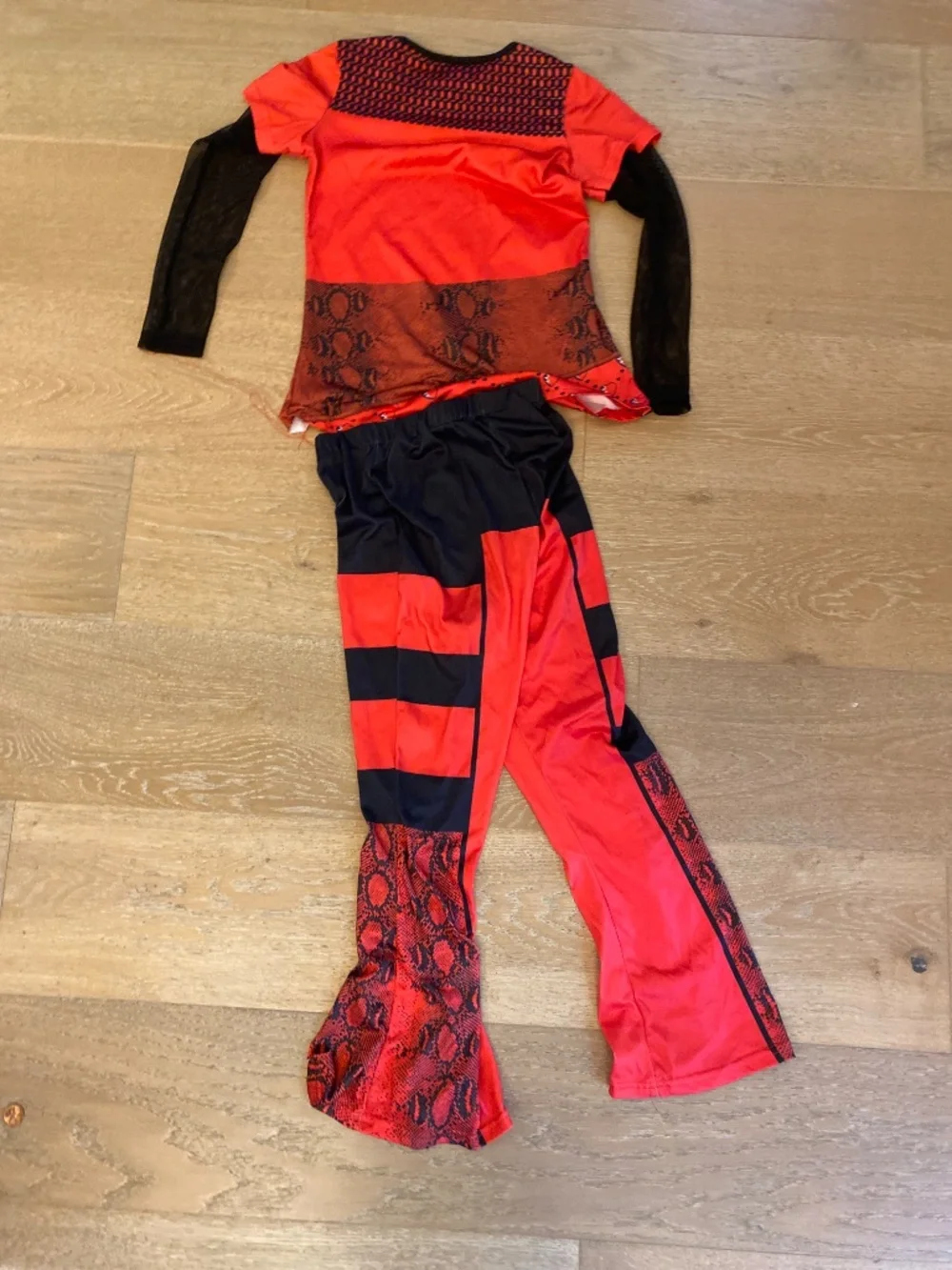 Descendants red custume